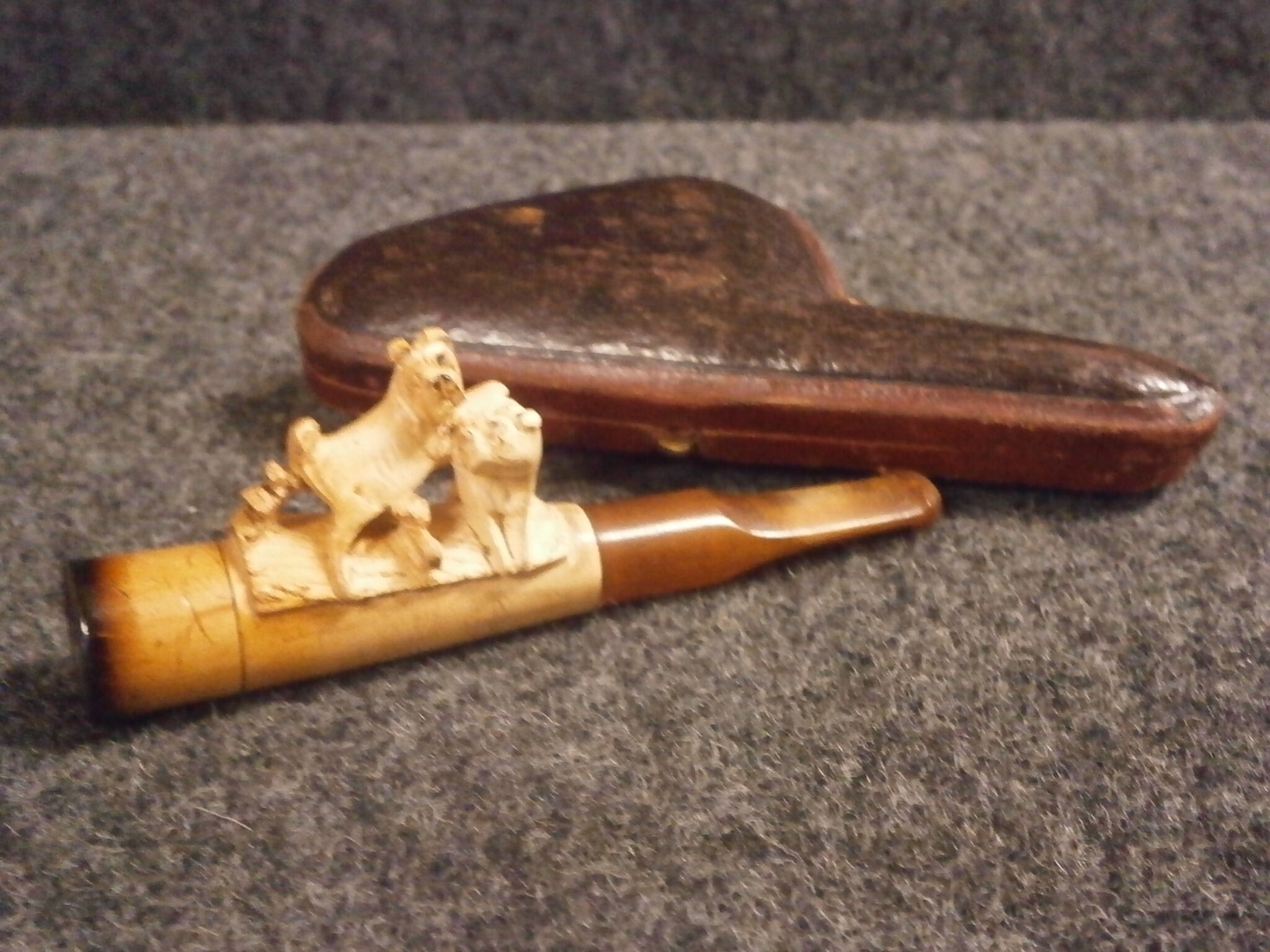 Meerschaum Cheroot Holder With 2 Dogs