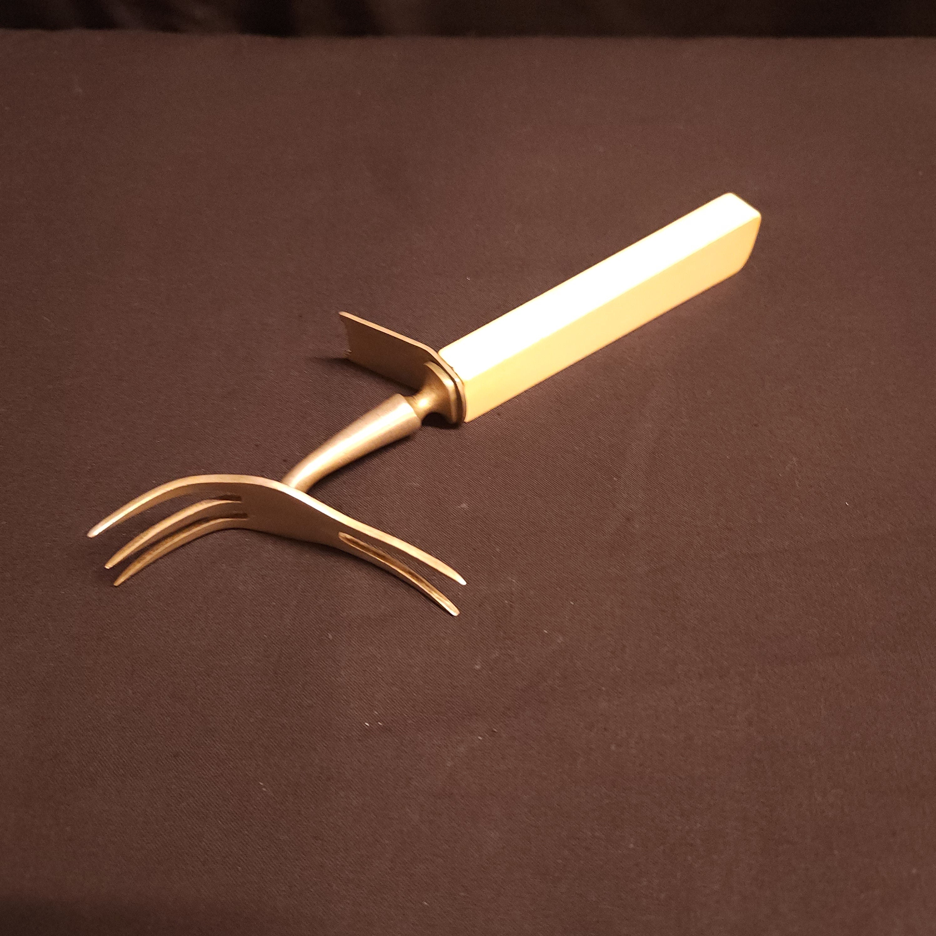 The Safety Claw Carving Fork